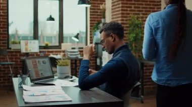 Afrika kökenli Amerikalı bir adam yeni iş vizyonu yaratmak için fikirler üretiyor, istatistikleri kullanarak mükemmel bir karar veriyor. Şirket analisti ofiste yeni bir araştırma planı düşünüyor..