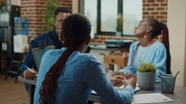 Meslektaşlar toplantı odasında veri raporunu tartışıyor, gelişim için yeni bir yönetici vizyonu oluşturmak için şirket sonuçlarına bakıyor. Ortak çalışma alanında başlangıç uzmanlığına sahip kişiler.