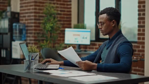 Afrikalı Amerikalı Adam Sonuçları Kontrol Ediyor Birlikte Çalışma Alanındaki Belgelerin — Stok video