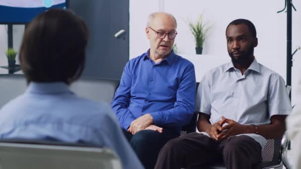 Різні Пацієнти Обговорюють Діагноз Хвороби Сидять Лікарняному Вестибюлі Чекаючи Медичну — стокове відео