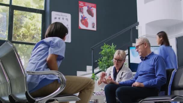 Medis Senior Melakukan Pemeriksaan Diabetes Dengan Glucometer Untuk Mengukur Tingkat — Stok Video