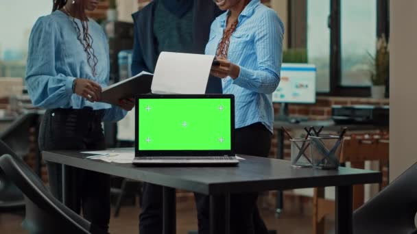 Сотрудники Анализируют Документы Ноутбуке Люди Работающие Изолированным Дисплеем Коворкинге Коллеги — стоковое видео