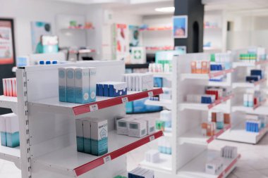 Hastalara reçeteli ilaç veya tedavi satmak için eczane rafları ve ilavelerle dolu. İlaçlı, vitaminli, ilaç şişeli boş eczane.