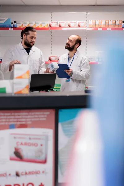 Аптечные Коллеги Стоящие Стойкой Регистрации Проводят Инвентаризацию Лекарственных Средств Фармацевтических — стоковое фото