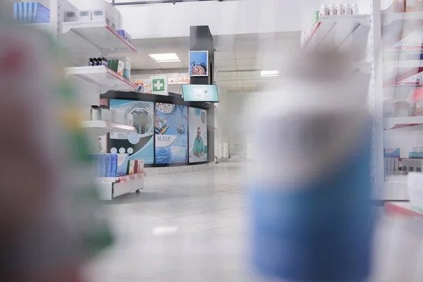 Пустой Аптечный Стол Заполненный Фармацевтическими Продуктами Компьютером Место Здоровья Ожидающее — стоковое фото