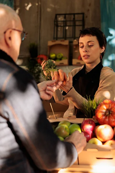 Çiftçi Pazarının Arkasında Duran Genç Kadın Müşteriye Taze Meyve Sebze — Stok fotoğraf