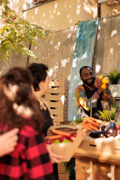 Pozitif Afro Amerikan Çiftçi Elinde Limonla Müşterilere Gülümserken Meyve Sebze — Stok fotoğraf
