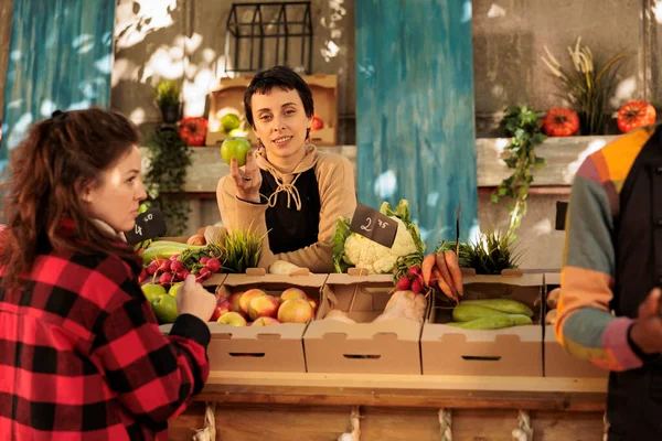 Çiftçi Pazarı Yerel Market Pazarındaki Müşterilere Doğal Organik Meyveler Gösteriyor — Stok fotoğraf