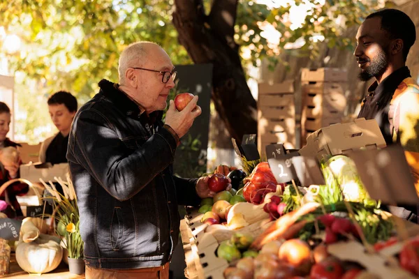 Ältere Kunden Riechen Nach Bio Äpfeln Und Stehen Der Nähe — Stockfoto