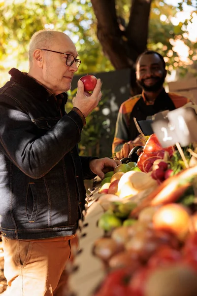 ファーマーズマーケットスタンドで新鮮な天然りんごの香りを楽しむ退職者 有機小規模ビジネス市場 高齢者エコ農業小売店舗でカラフルな果物を買い物 — ストック写真