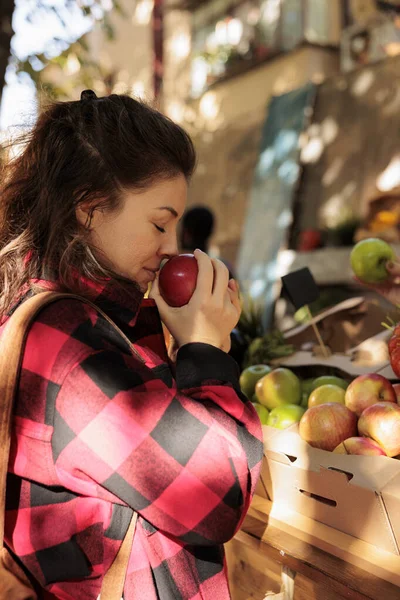 Kobieta Klient Pachnące Jabłka Zakupy Targu Rolniczym Kupujący Stojący Pobliżu — Zdjęcie stockowe