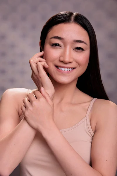 Genç Gülümseyen Asyalı Kadın Yüzüne Dokunuyor Doğal Güzellik Kavramı Gösteriyor — Stok fotoğraf