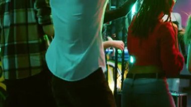 Diskotekte dans eden çok ırklı bir grup insan dans pistinde elektronik müzik eşliğinde eğleniyorlar. Gece kulübünde zıplayan ve parti yapan bir sürü arkadaş, disko ışıkları..