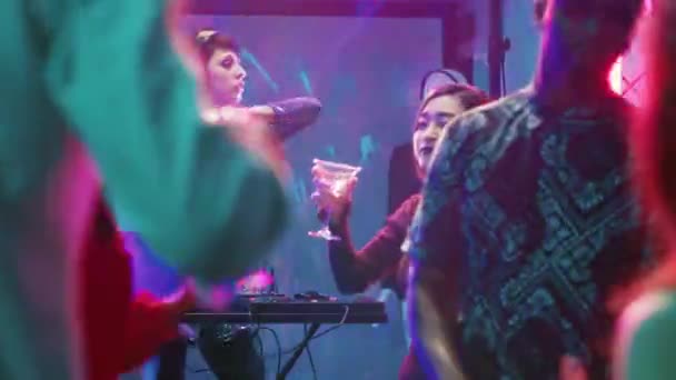 Cool Mujer Mezclando Música Escenario Fiesta Bailando Con Grupo Personas — Vídeo de stock