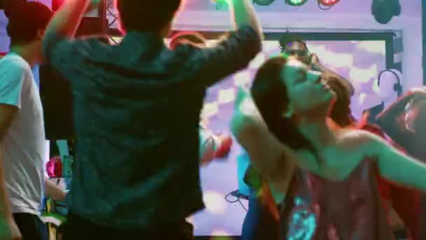 Diskotekteki Müzik Istasyonundan Çeşitli Arkadaş Grupları Elektronik Müzik Eşliğinde Dans — Stok video