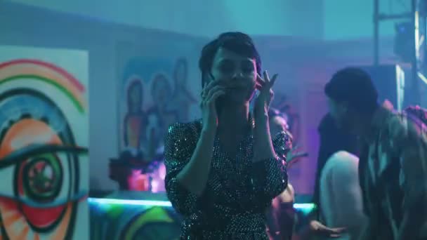 Kobieta Odbierająca Telefon Imprezie Klubie Próbująca Rozmawiać Głośną Muzyką Parkiecie — Wideo stockowe