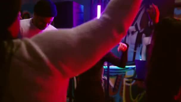 Kulüpte Dans Eden Gençler Dans Pistindeki Disko Partisinde Eğlenceli Müzikler — Stok video