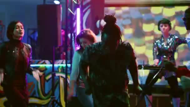 Afrikalı Amerikalı Adam Kulüpte Dans Ediyor Dans Pistinde Arkadaşlarıyla Sosyal — Stok video