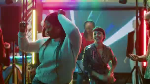 댄서들 디스코 테크에서 라이브 음악으로 파티를 나이트 클럽에서 춥니다 그룹의 — 비디오