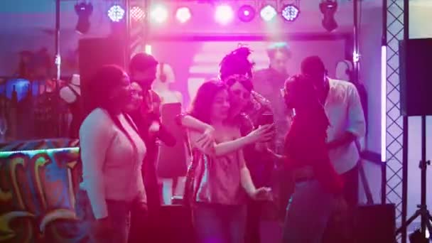Mężczyźni Kobiety Robiący Zdjęcia Imprezie Tańczący Razem Pod Sceną Młodzi — Wideo stockowe