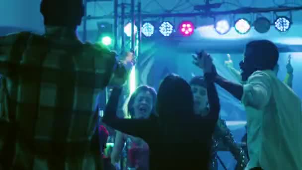 Párok Párban Táncolnak Zenén Élvezik Lassú Keringőzést Nightclubban Táncpartnerek Szórakozás — Stock videók