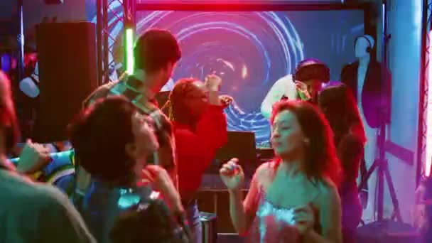 Щасливі Люди Які Відвідують Диско Вечірку Танцюють Веселяться Підлозі Дайсу — стокове відео
