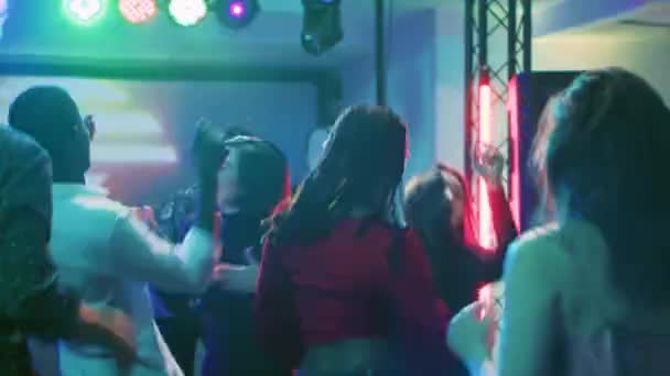 Diversas Pessoas Fazendo Movimentos Dança Clube Festejando Com Música Moderna — Vídeo de Stock