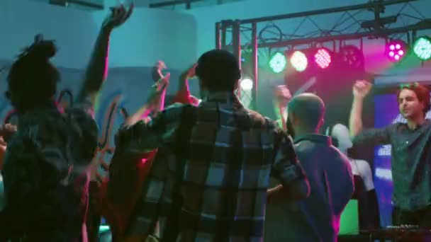 Jugendliche Tanzen Disco Musik Amüsieren Sich Mit Scheinwerfern Und Tanzschritten — Stockvideo