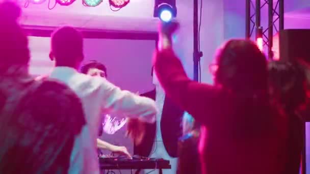 Jonge Die Funky Muziek Mixt Het Feest Vrolijk Met Danspasjes — Stockvideo