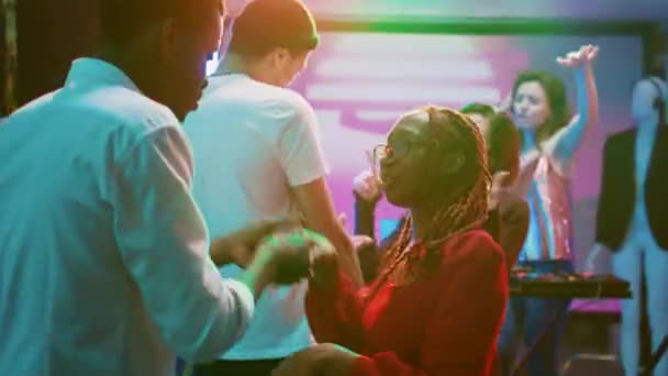 Parejas Felices Bailando Parejas Club Mostrando Movimientos Baile Música Moderna — Vídeos de Stock