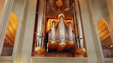 Reykjavik, İzlanda - 2 Mart 2023 Reykjavik İzlanda - Reykjavik İzlanda 'daki kutsal lutheran katedrali Halgrimur Kilisesi' nin içinde büyük bir harmonyumla. İçerideki katedralde görkemli bir müzik aleti