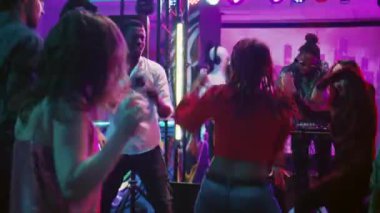 Dans pistinde disko partisinden hoşlanan bir grup insan diskotek etkinliğinde acayip dans figürleri gösteriyor. Çeşitli arkadaşlar elektronik müzik ve spot ışıklarında dans ederek eğleniyorlar. El kamerasıyla..