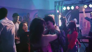 Genç partnerler partide dans eder, dans pistinde dans eder ve gece kulübünde parti yapar. Çiftler disko partisinde romantik yavaş müzikle, renkli ışıklar kulübüyle eğleniyor. El kamerasıyla..
