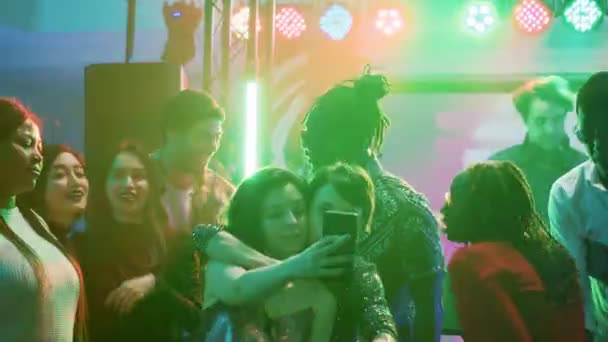 클럽에서 사진을 비디오를 녹화하고 음악으로 파티를 즐기는 사람들을 혼란시킨다 스러운 — 비디오