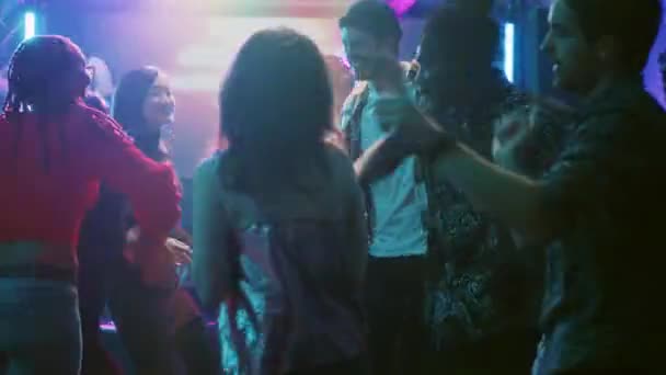 Grupa Ludzi Tańczy Dyskotekowej Imprezie Bawi Się Razem Bitwą Breakdance — Wideo stockowe