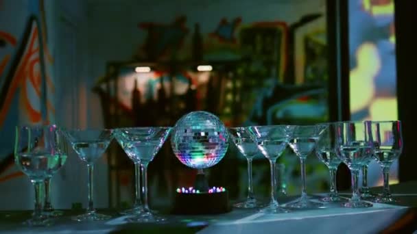 Prázdný Bar Alkoholickými Nápoji Sklenicích Noční Klub Diskotékou Hudbou Diskotéce — Stock video