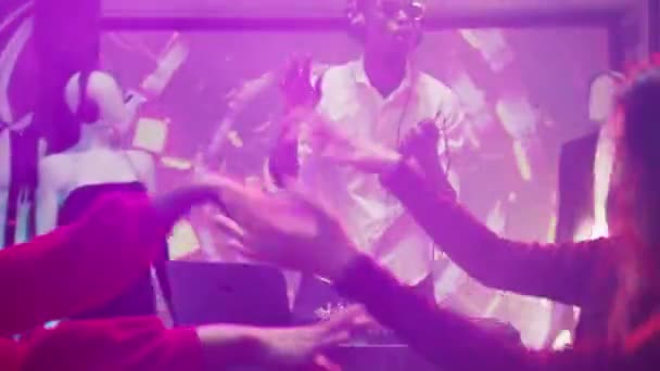 Man Blandar Cool Musik Disco Party Med Hjälp Stereopanel Och — Stockvideo