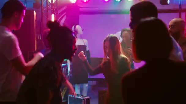 Eğlenceli Insanlar Elektronik Müzik Eşliğinde Dans Figürleri Sergiliyor Sosyal Toplantılarda — Stok video