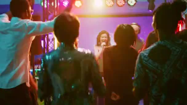 Uśmiechnięta Dziewczyna Śpiewająca Karaoke Klubie Śpiewająca Piosenki Mikrofonie Tańcząca Scenie — Wideo stockowe