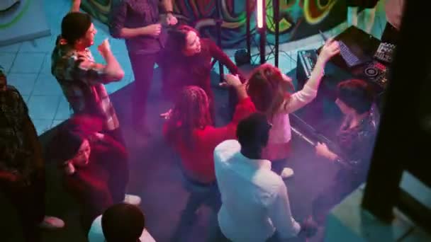 Jovem Multidão Pessoas Dançando Festa Mostrando Movimentos Funky Evento Discoteca — Vídeo de Stock