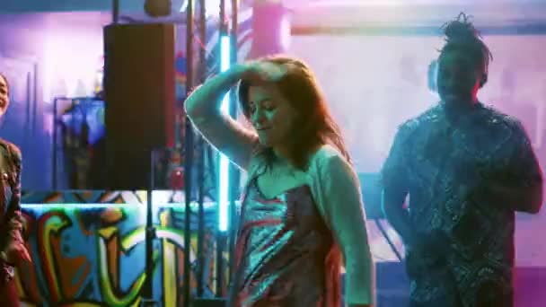 Kobieta Imprezuje Tańczy Klubie Czuje Się Szczęśliwa Parkiecie Cieszy Się — Wideo stockowe