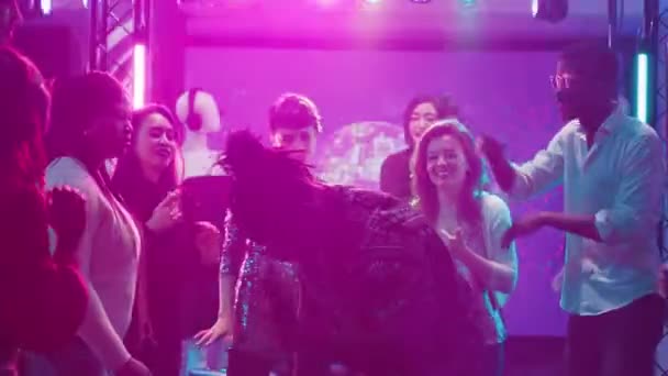 Fajni Ludzie Wykonujący Ruchy Taneczne Klubie Tańczący Elektronicznej Muzyce Dyskotece — Wideo stockowe