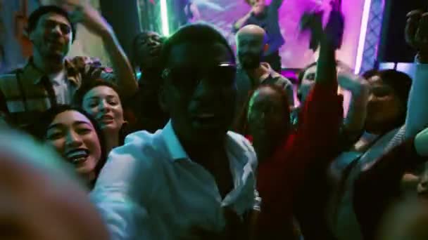 Pov Gente Funky Filmando Video Fiesta Haciendo Recuerdos Pista Baile — Vídeo de stock
