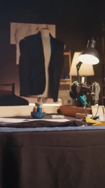 Dikey video boş terzi atölyesi dikiş aletleri ve atölyesi, özel yapım kıyafetler ve moda eşyaları tasarlamak için kullanılan atölye. Tekstil endüstrisi ekipmanları ve işçiliği, küçük işletmeler.