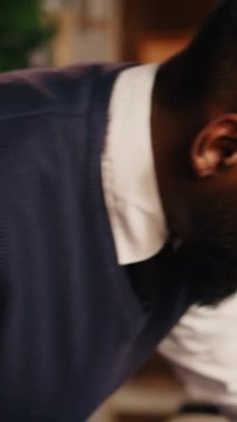 Dikey video genç terzisi el işi tebeşiri kullanarak terzilik atölyesinde moda koleksiyonu tasarlamak için kumaş işaretliyor. Tasarımcı tasarımcı. Lüks giysi yapımı, işçiliği üzerine çalışıyor..