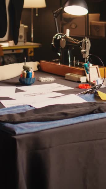 Vertikal Video Töm Modeateljé Med Skräddarsydda Verktyg Hantverks Och Textilverkstad — Stockvideo