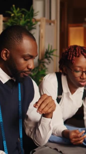Vídeo Vertical Alfaiates Afro Americanos Escolhendo Tecido Para Criar Coleção — Vídeo de Stock
