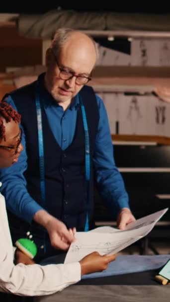 Κάθετη Βίντεο Αρχάριος Μαθαίνουν Σχεδιάζουν Ρούχα Μιλώντας Έμπειρο Ράφτη Για — Αρχείο Βίντεο