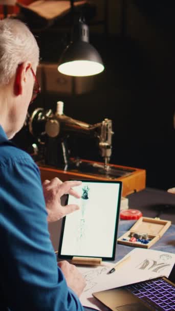 Κάθετη Βίντεο Couturier Σχέδιο Σκίτσα Των Στοιχείων Tablet Και Laptop — Αρχείο Βίντεο