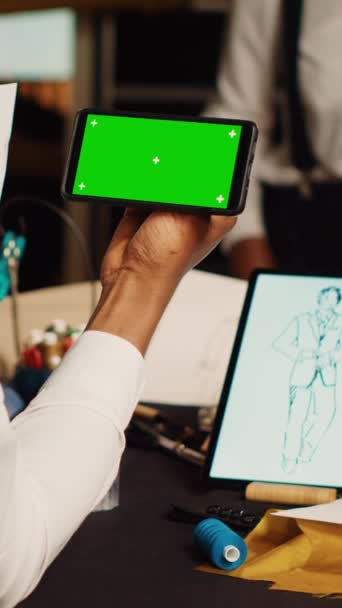 Вертикальное Видео Человек Зеленым Экраном Мастерской Дизайнерами Смотрит Блан Мобильном — стоковое видео